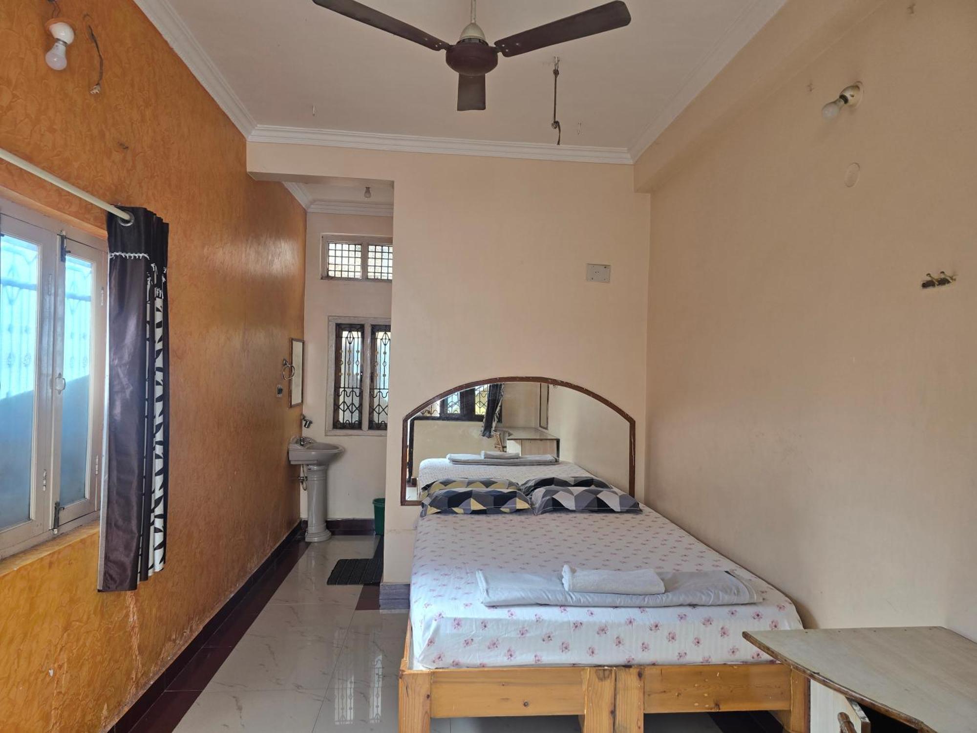 Lakshmi Heritage Tourist Home Hampi Exterior photo